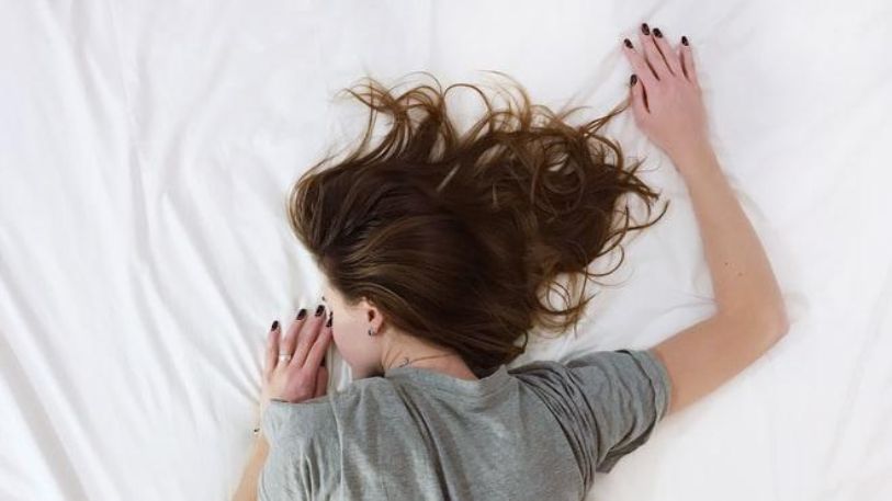 La posición para dormir que te ayudará a mejorar tu salud | Estilo Musa Salud