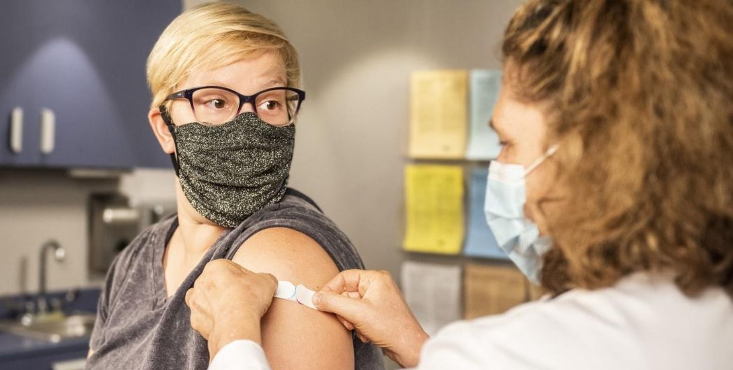 Mujeres reportan aumento de pechos tras recibir vacuna contra Covid-19