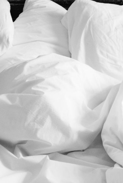Para dormir mejor algunos expertos recomiendan a las parejas dormir en camas separadas.