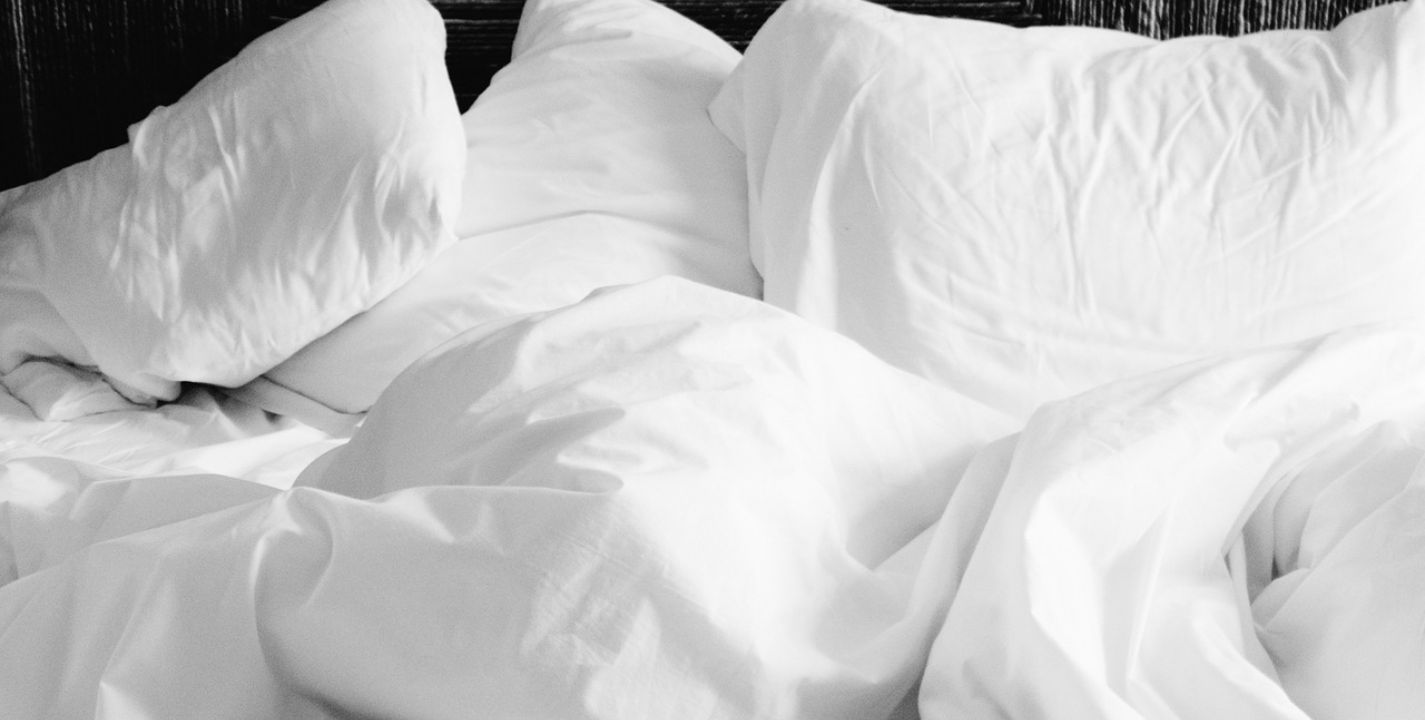 Para dormir mejor algunos expertos recomiendan a las parejas dormir en camas separadas.