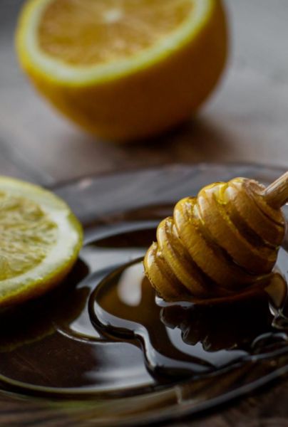 ¿El jugo de limón con miel realmente ayuda a combatir los síntomas del Covid-19?