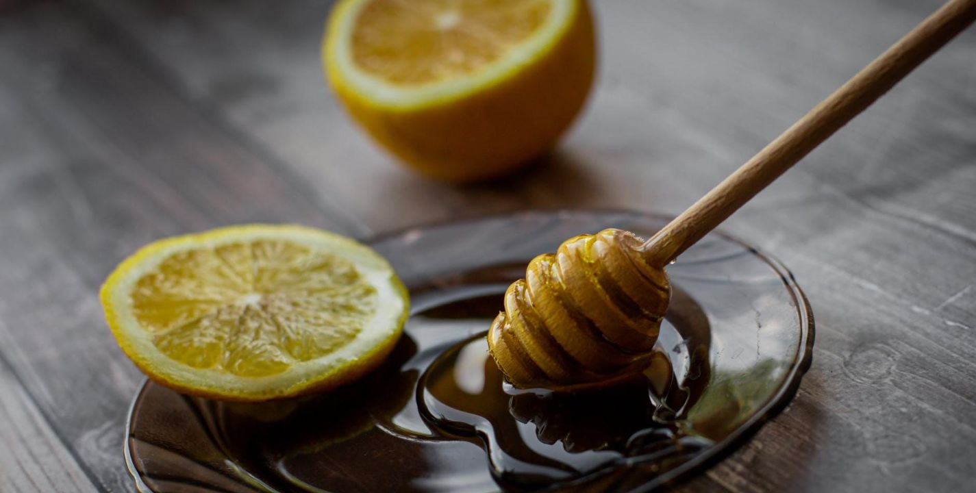 ¿El jugo de limón con miel realmente ayuda a combatir los síntomas del Covid-19?