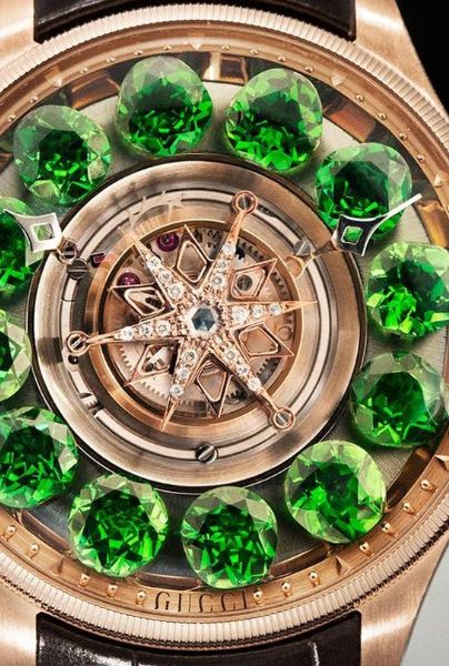 El modelo de reloj G-Timeless Planetarium, contiene 12 piedras preciosas engastadas.