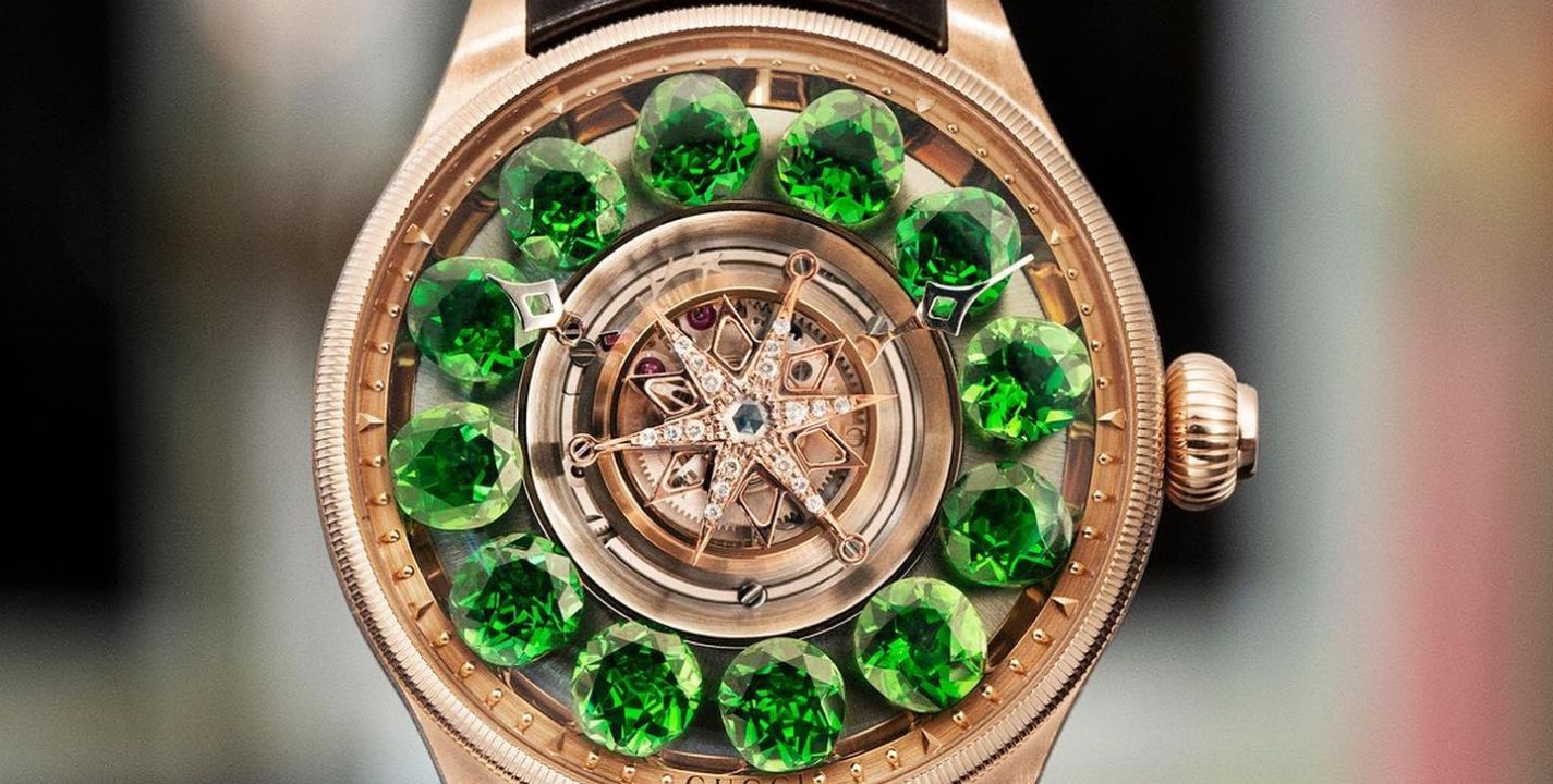 El modelo de reloj G-Timeless Planetarium, contiene 12 piedras preciosas engastadas.