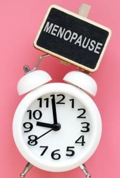 Los síntomas de la menopausia incluyen cambios en la menstruación.