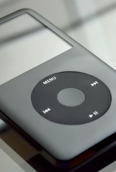El iPod fue presentado por primera vez por el cofundador y entonces CEO de la empresa, Steve Jobs.