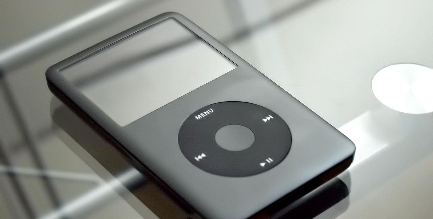 El iPod fue presentado por primera vez por el cofundador y entonces CEO de la empresa, Steve Jobs.