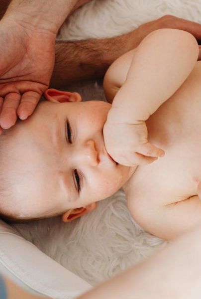 Un bebé es capaz de reconocer a su madre solo por su olor.