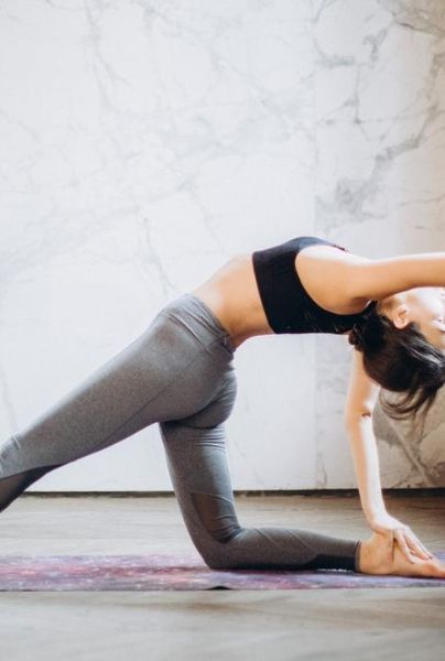 Practicar Yoga o Pilates te mantiene flexible.