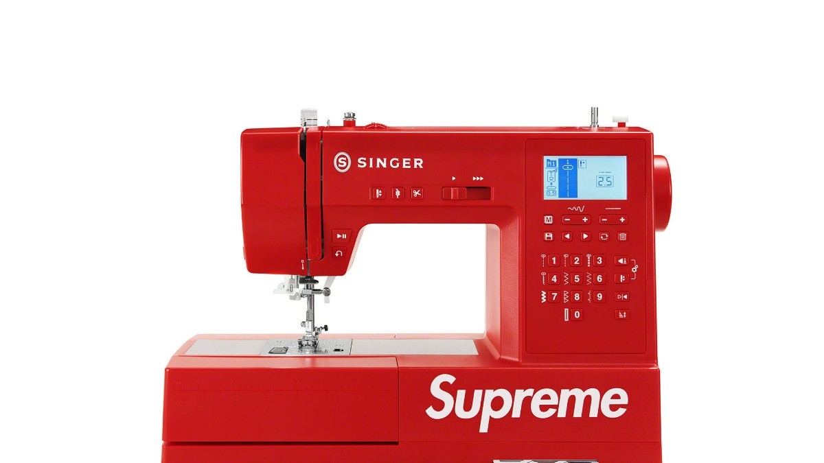 Supreme se asocia con Singer para diseñar la ''máquina de coser más