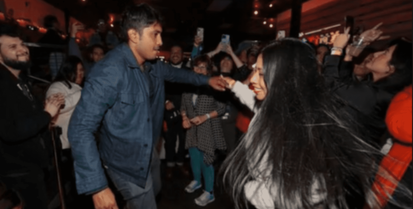 Captan a Yalitza Aparicio y Tenoch Huerta bailando juntos durante un festival de cine