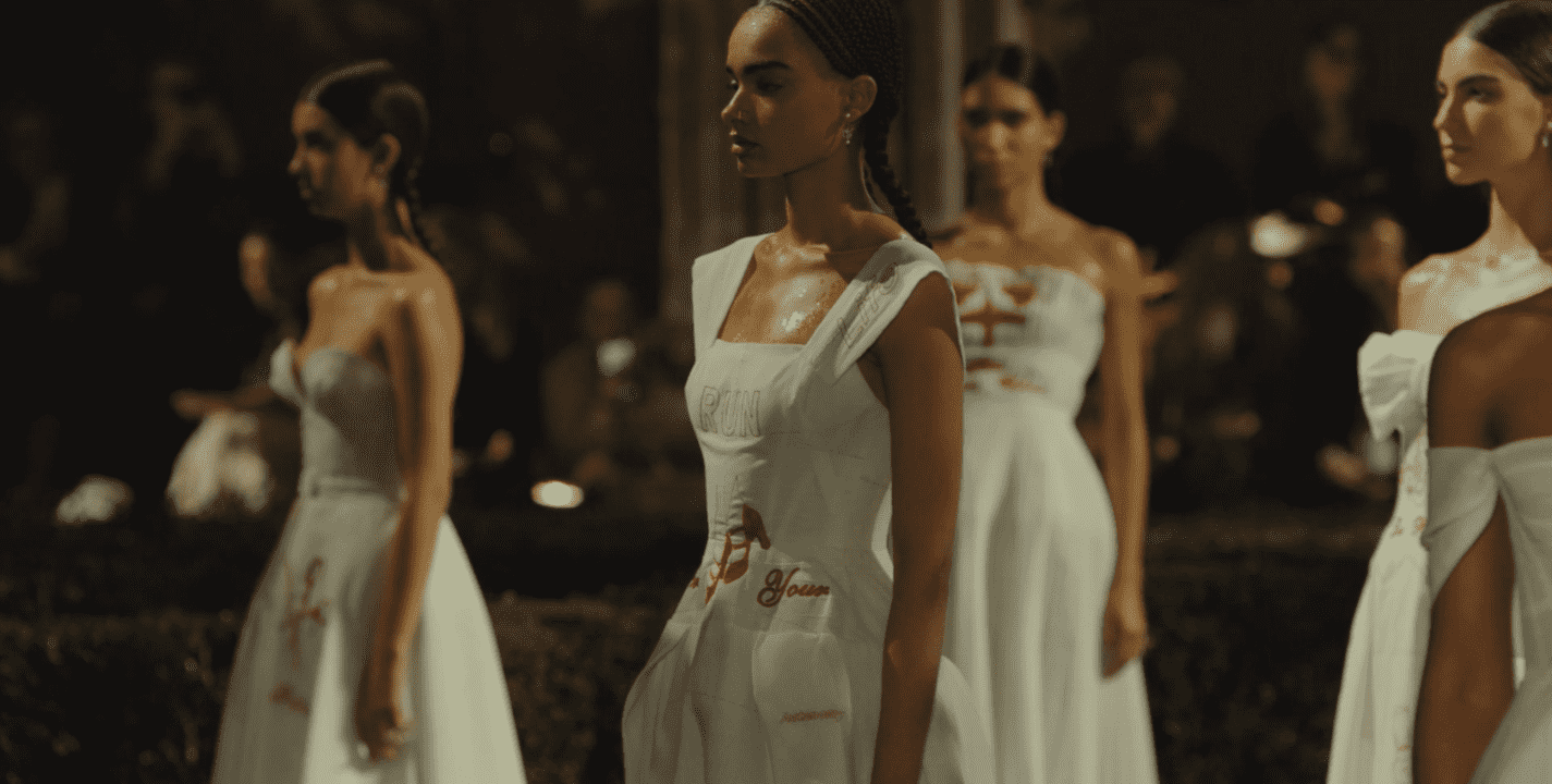 “Corre por tu vida”, Dior lanza fuertes mensajes contra la violencia a la mujer en México durante su desfile