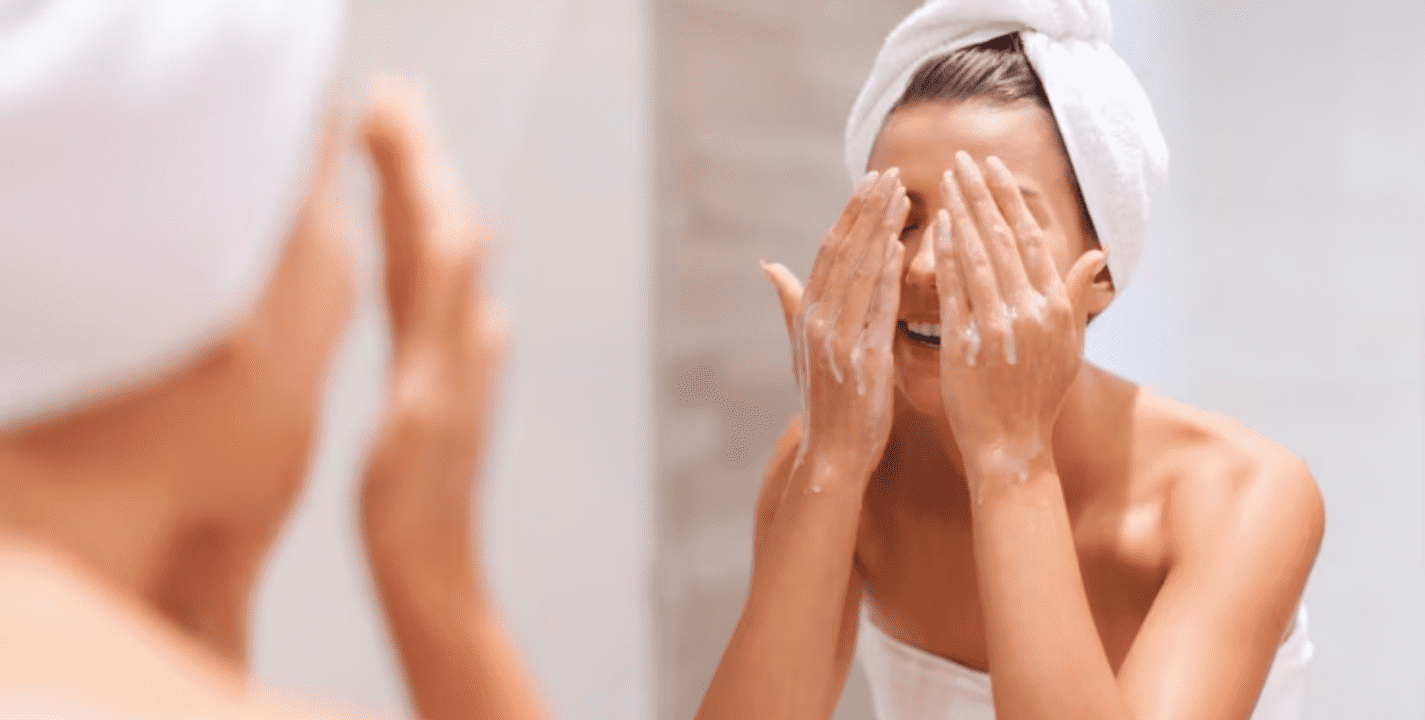 ¿Qué es la doble limpieza facial y cuándo es necesario aplicarla?