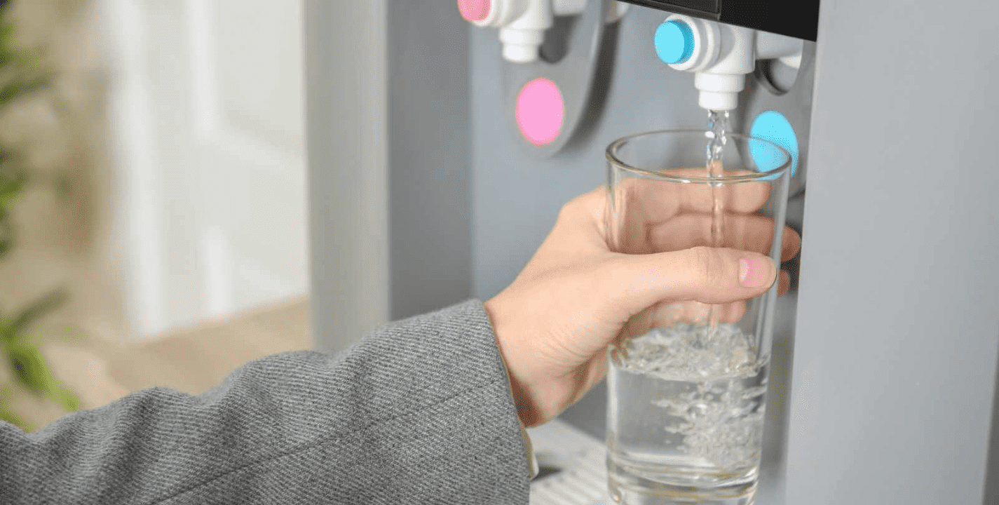 Cómo lavar el dispensador de agua de tu refrigerador y garantizar agua fresca e higiénica