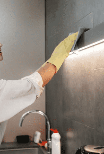 Cómo eliminar manchas de aceite en la pared de tu cocina
